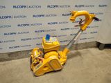 une image représentant une petite machine jaune posée par terre
