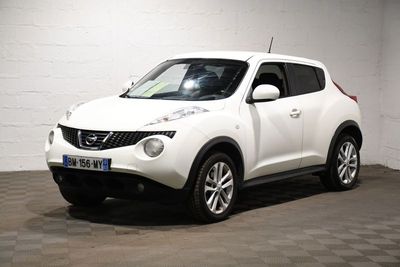 a picture of a white nissan juke suv