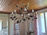 un lustre suspendu au plafond d'une pièce