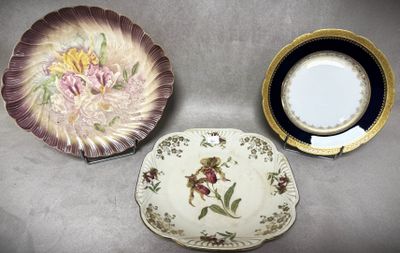 Deux assiettes et un bol sont posés sur une table.