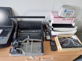 un bureau avec un ordinateur portable, une imprimante, une imprimante, une imprimante, une imprimante, une imprimante, une imprimante, une imprimante et une imprimante