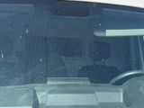un camion blanc avec un chien noir et blanc sur le siège arrière