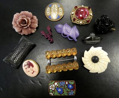 many different types of brooches on a table
