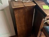 un bureau avec un ordinateur portable et une chaise devant