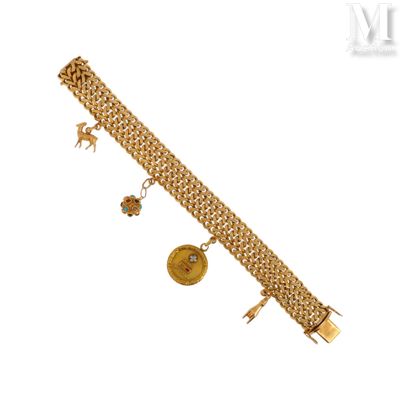 Gros plan sur un bracelet en or orné de breloques
