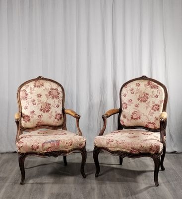 paire de fauteuils de style Louis XV avec coussins rembourrés à motifs floraux