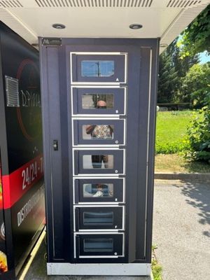 un distributeur automatique installé à l'extérieur d'un immeuble