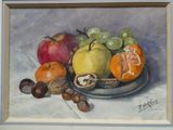 une peinture représentant des fruits et des noix dans une assiette posée sur une table