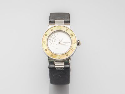 gros plan d'une montre-bracelet sur une surface blanche