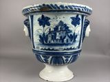 un vase bleu et blanc posé sur un socle blanc
