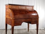 une image représentant un petit bureau avec des tiroirs et un plateau en marbre
