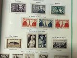 une photo d'une photo d'une collection de timbres