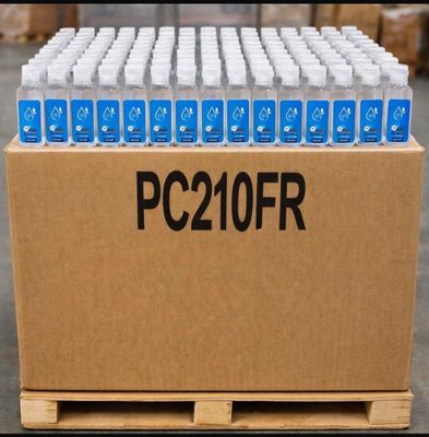 une boîte en carton remplie de bouteilles d'eau posée sur une palette