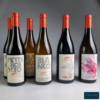plusieurs bouteilles de vin sont alignées sur une table