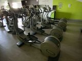 des rangées de vélos d'appartement alignés dans une salle de sport