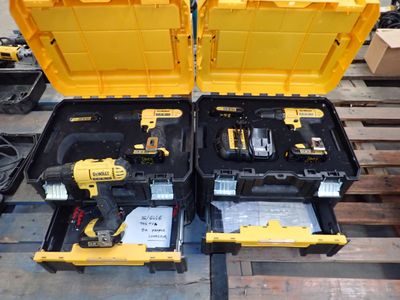 des caisses à outils jaunes contenant des outils, posées sur une palette dans un entrepôt