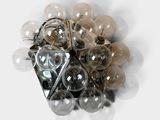 un gros plan sur un ensemble d'ampoules posées sur une surface blanche