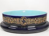 un bol bleu orné d'un motif doré
