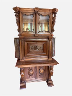 un meuble en bois surmonté d'une porte en verre