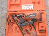 une boîte à outils orange contenant une cloueuse à fil