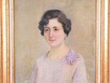 un tableau représentant une femme en robe violette tenant des fleurs