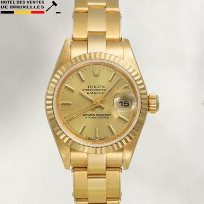 une image d'une montre Rolex en or avec des chiffres romains