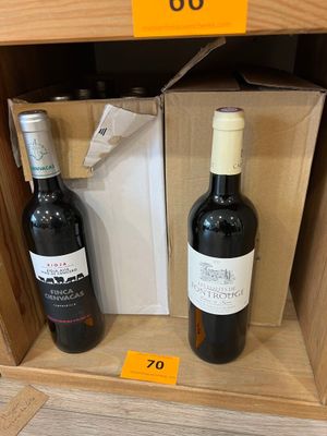 deux bouteilles de vin posées sur une étagère dans un magasin