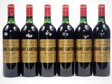six bouteilles de vin rouge sont alignées