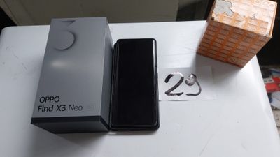 une boîte de téléphone ouverte posée sur une table blanche