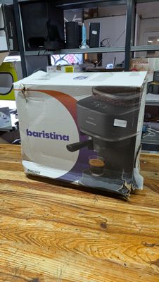 une boîte posée sur une table en bois