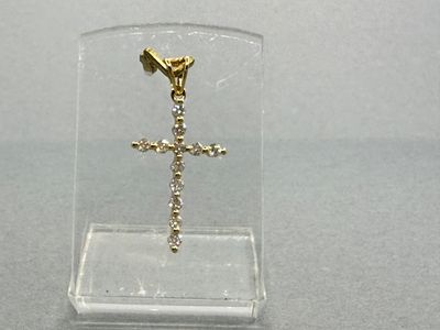 une petite croix dans une vitrine transparente posée sur une table