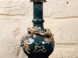 une lampe posée sur une table près d'un mur de briques