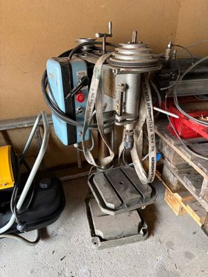 une machine posée sur une palette dans un garage