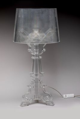 une lampe posée sur une table sur laquelle se trouve une lampe