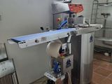 une machine qui se trouve dans une pièce dotée d'une fenêtre