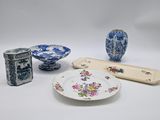 une assiette blanche ornée d'un motif bleu et blanc