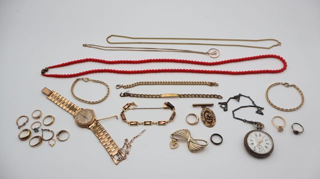 Lot de bijoux fantaisies en métal doré, une montre bracelet métal...