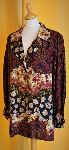 CHRISTIAN LACROIX Paris – Très jolie blouse légère à motif floral...