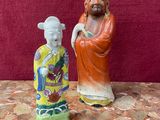 deux figurines d'un homme et d'une femme debout l'un à côté de l'autre