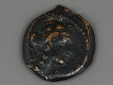 une vieille pièce de monnaie rouillée posée sur une table