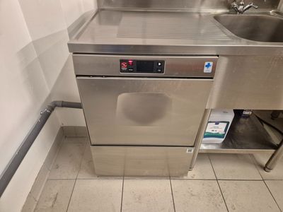 un lave-vaisselle en acier inoxydable dans un coin de la cuisine