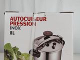 emballage d'un autocuiseur en acier inoxydable posé sur une table