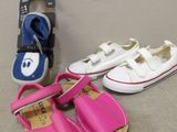 trois paires de chaussures et un lacet par terre