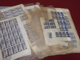 une pile de timbres posée sur une table