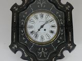 une horloge à chiffres romains accrochée au mur