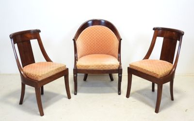trois chaises en bois avec des assises rembourrées dans une pièce