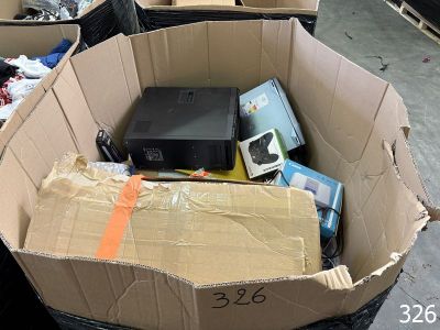 une boîte en carton contenant un téléviseur, posée par terre