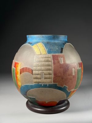 un vase posé sur un support sur une table