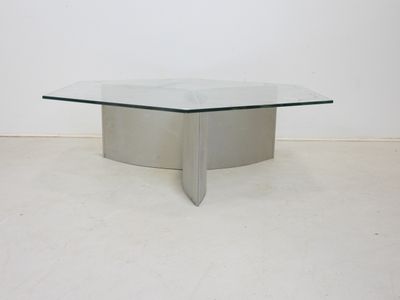 une image d'une table en verre avec une base en métal et un plateau en verre