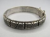 une image représentant un bracelet en argent orné de motifs en spirale
